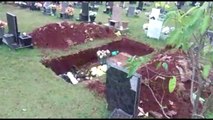 Após 16 dias de sepultamento, filho volta a Cemitério e encontra cova aberta