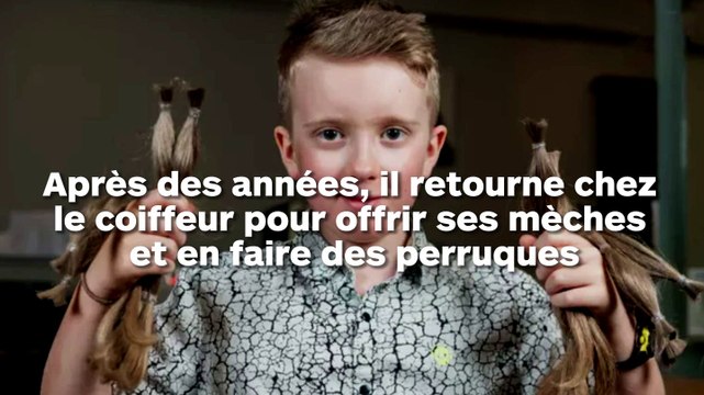 Un petit garçon coupe ses longs cheveux pour en faire des perruques