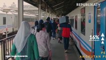 Penumpang menaiki Kereta Api Turangga tujuan Surabaya Gubeng di Stasiun Gambir, Jakarta, Kamis (20/8).