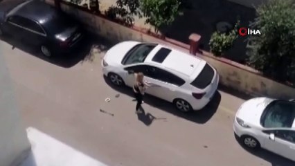 Öfkeli kadın, park halindeki otomobile demir çubukla böyle saldırdı