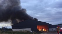 Spectaculaire incendie dans une ferme de Franc-Warêt ( Fernelmont ). Le feu a pris dans le hangar de stockage de paille.