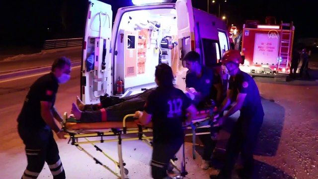 Üst geçit korkuluklarına çarpan otomobil takla attı: 3 yaralı - ELAZIĞ