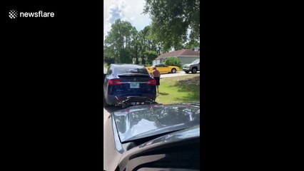 'You're sitting here spreading COVID!' Door to door sales man in Florida gets confronted and chased by a shirtless man