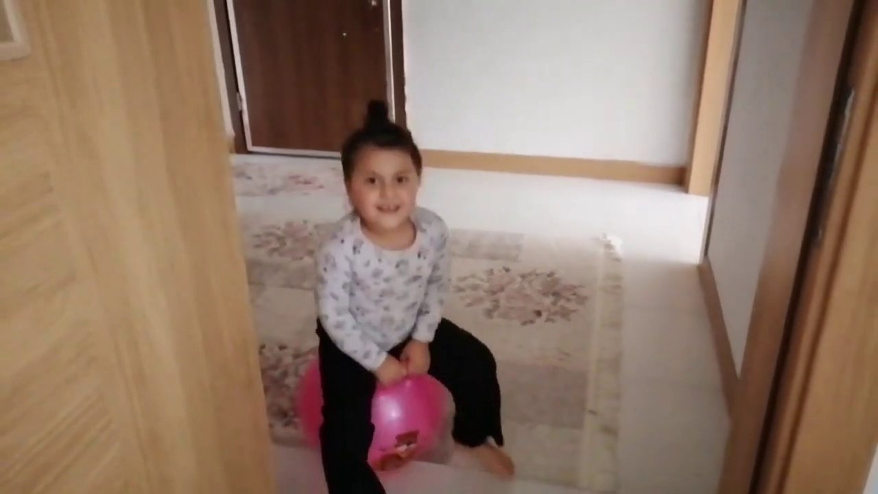 Sılanaz ayı yogi topuyla zıpladı oyuncak atına bindi yere düştü yuvarlandı | Eğlenceli Çocuk Videoları | At nasıl binilir