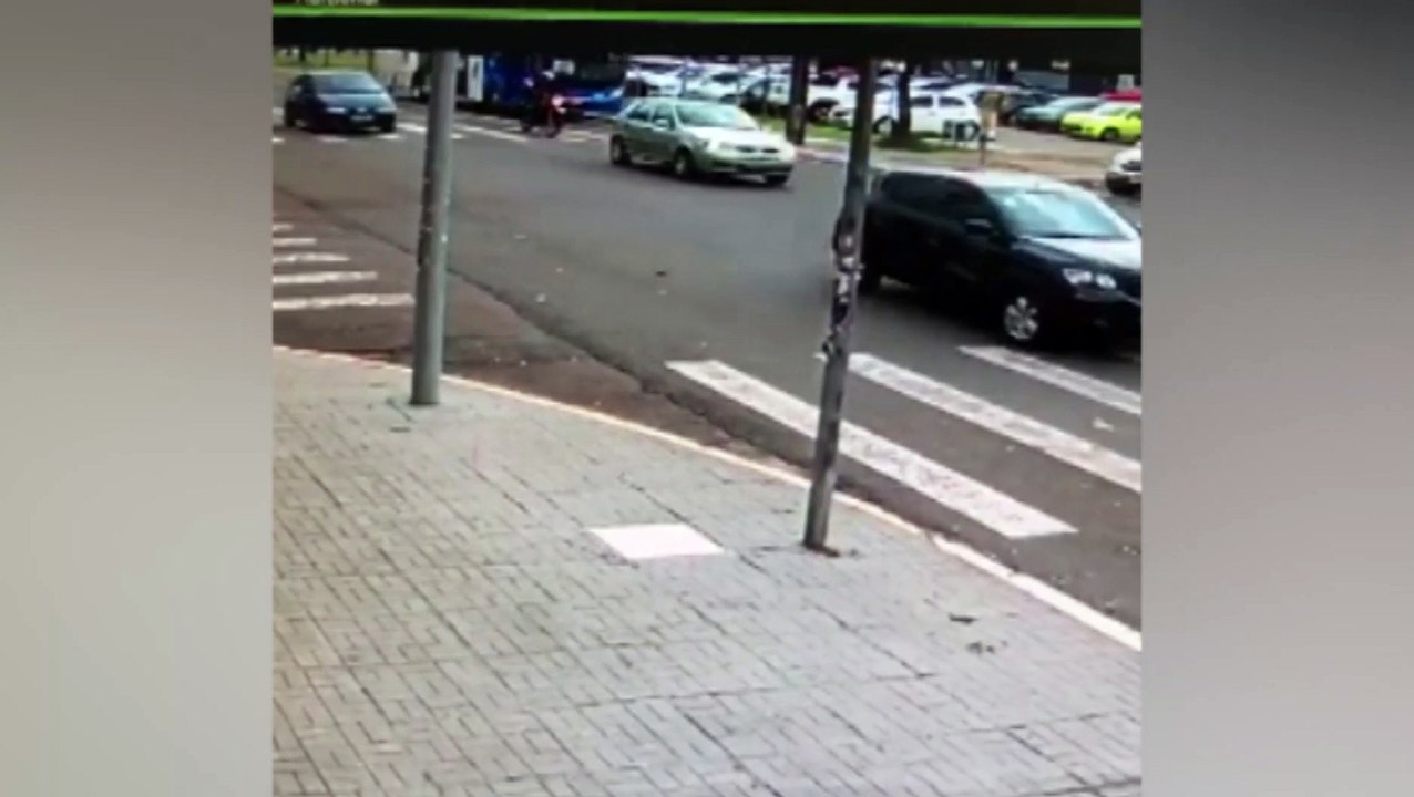 Impressionante: ônibus quase passa por cima de...
