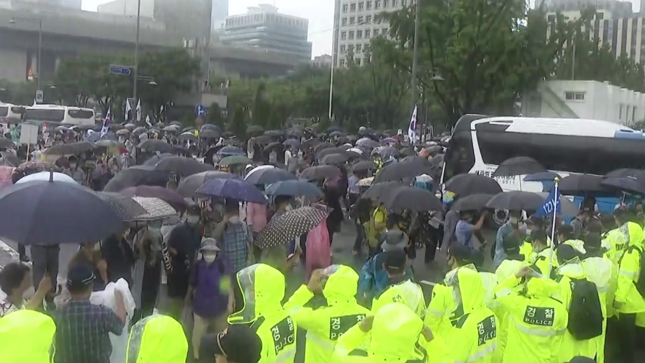 [뉴스라이브] 무섭게 번지는 집단감염..."수도권 대유행 대비해야" / YTN