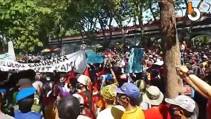 RIBUAN WARGA UNJUK RASA KE DPRD GRESIK TOLAK OPERASI GJT