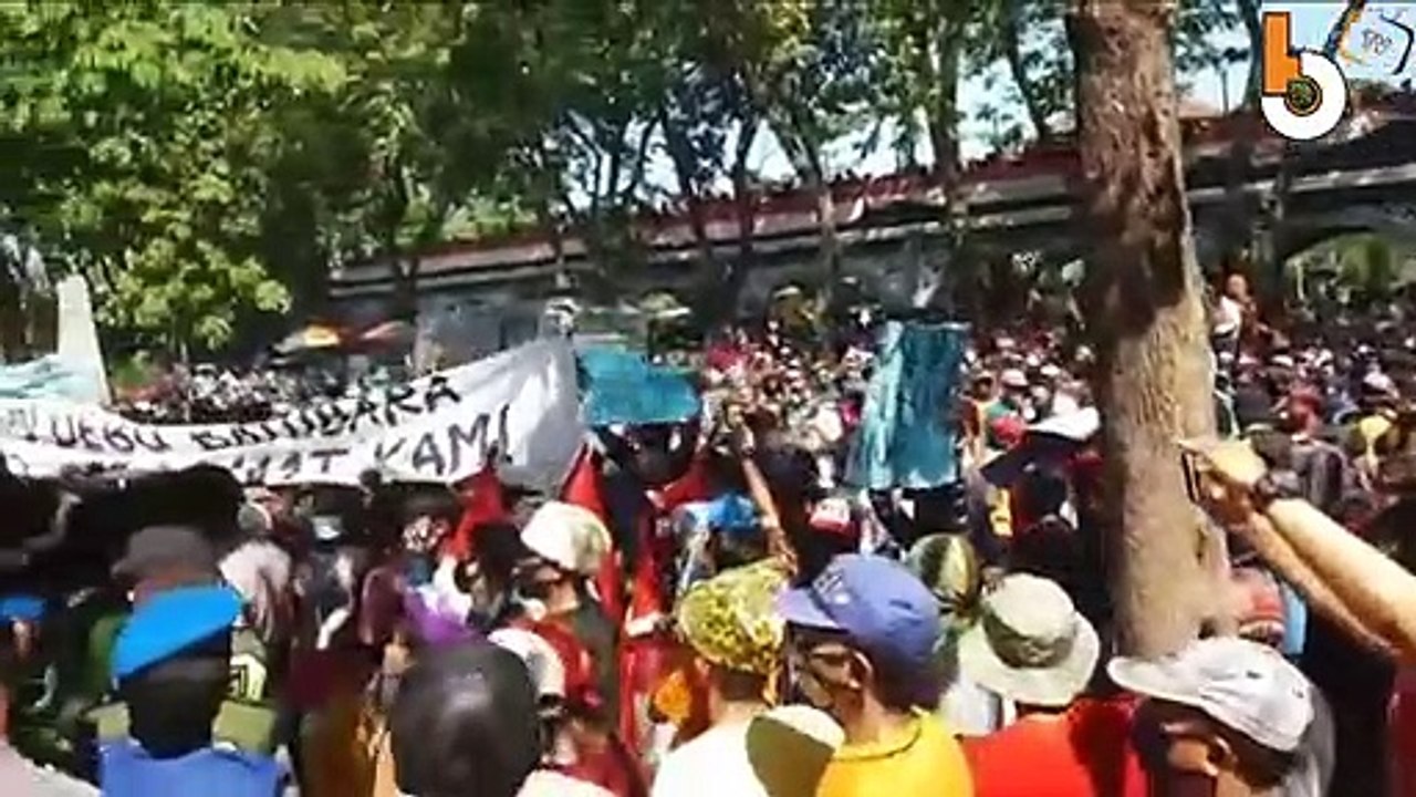 RIBUAN WARGA UNJUK RASA KE DPRD GRESIK TOLAK OPERASI GJT
