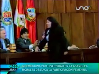 EL DESPLANTE DE NORMA PIEROLA A EVO MORALES. LA DIPUTADA RECHAZA EL SALUDO AL PRESIDENTE
