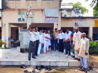 कांग्रेस कार्यकर्ताओं ने अधिवक्ताओं को भेंट किए पौधे