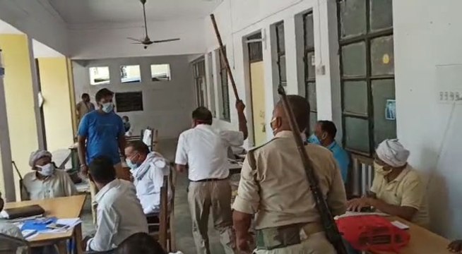 बलिया में SDM ने लोगों को बेवजह दौड़ा-दौड़कर पीटा, वीडियो वायरल होने पर सीएम योगी ने किया निलंबित