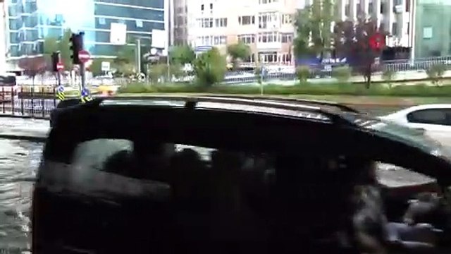 İstanbul Mecidiyeköy’de yol su altında kaldı, araçlar mahsur kaldı