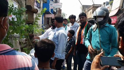 कांग्रेस पार्टी के कार्यकर्ताओं ने जनता को बांटे पौधे