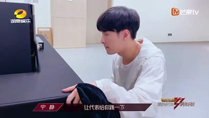 200821 Sisters call Lay Zhang  on their cell phones