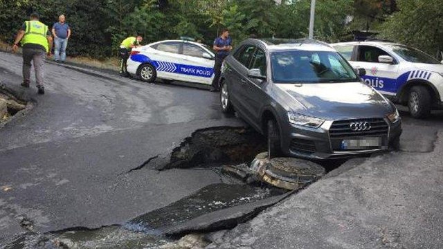 Beşiktaş’ta yol çöktü: Bir araç çukura düştü