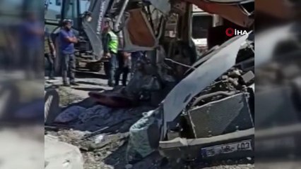 Beton bariyerlere çarpan minibüs paramparça oldu: 1 ölü