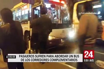 Pasajeros sufren para abordar un bus de los corredores complementarios