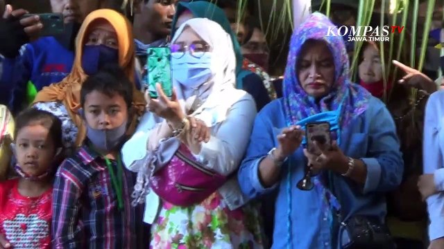 Ratusan Warga Ikuti Tradisi Larung Laut