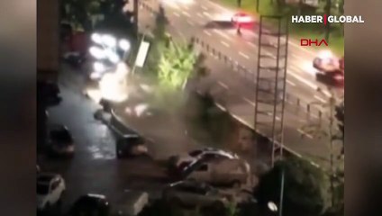 Aniden çöken yolda çukura 21 araç düştü