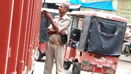 ट्रैफिक सिपाही का ट्रक ड्राइवर से पैसे लेते हुए वीडियो वायरल
