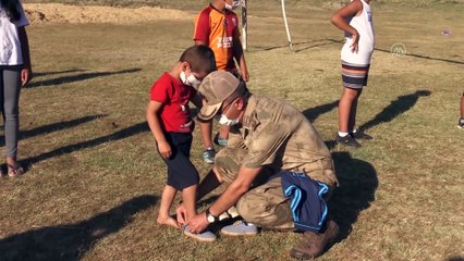 Çocuklar forma isteyince komutan hem formaları hem komando timini alıp maça geldi - ERZİNCAN