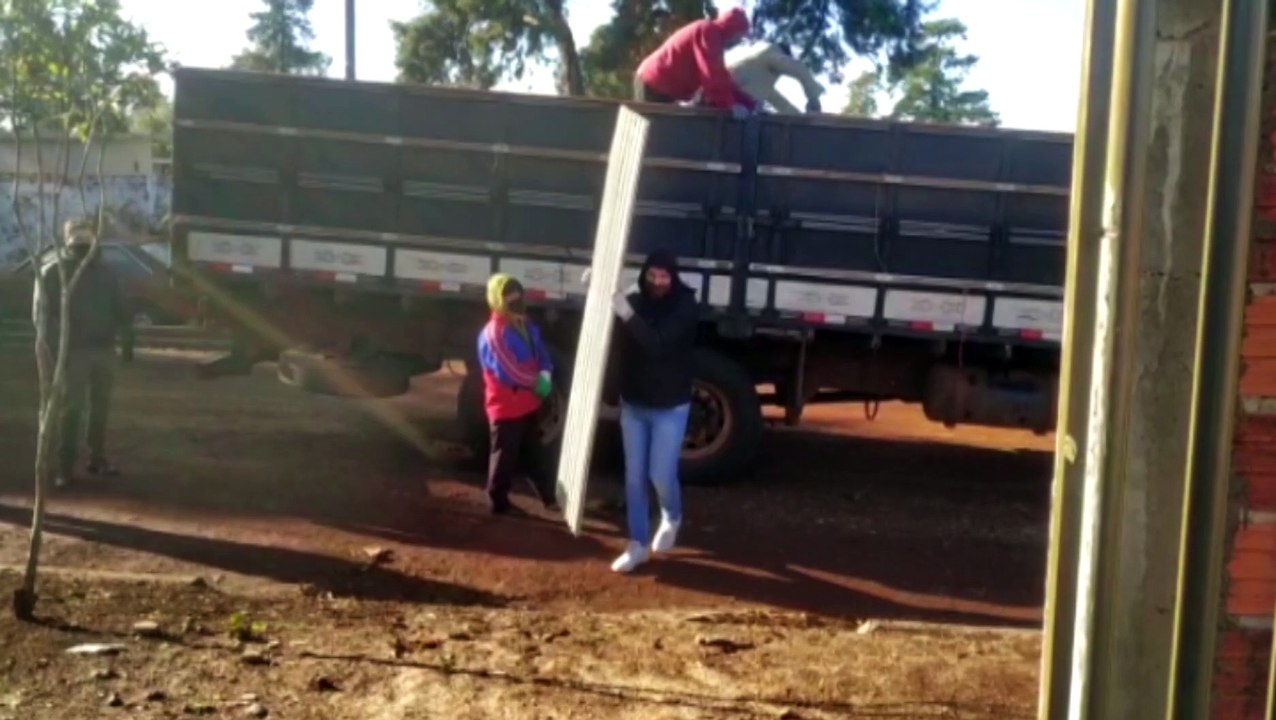 Corpo de Bombeiros realiza entrega de telhas e mantimentos a famílias atingidas por temporal