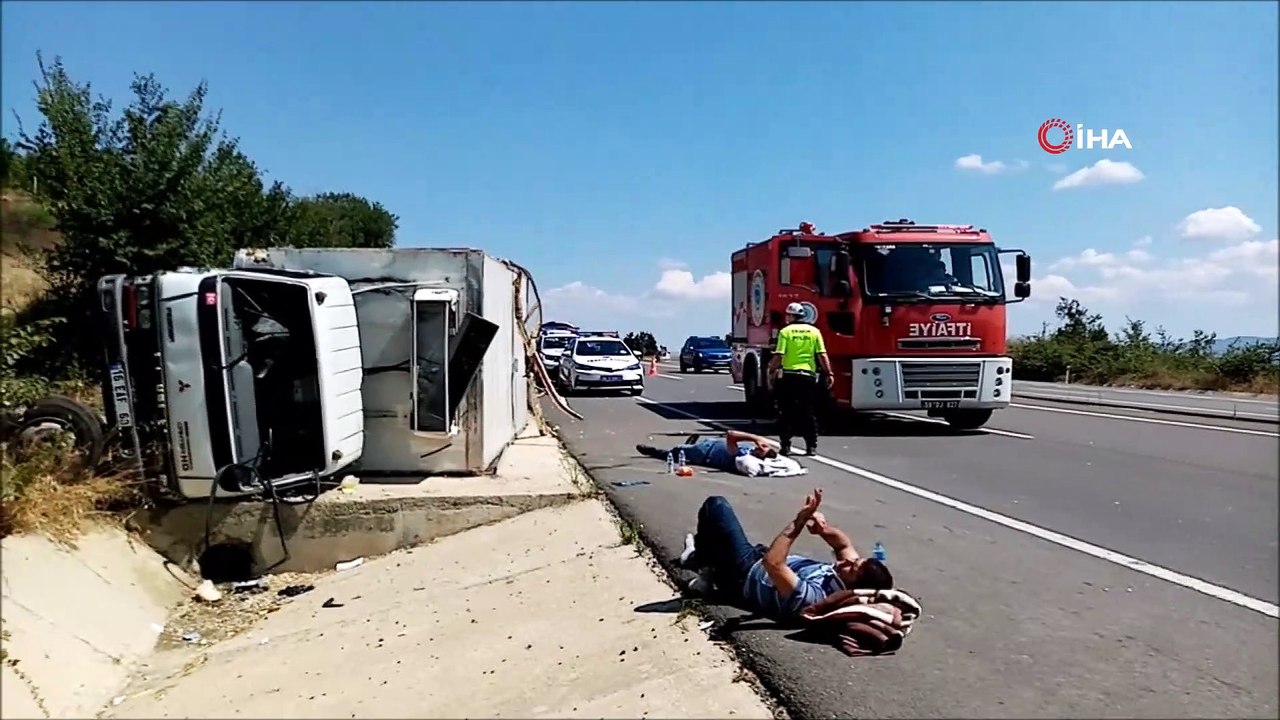 Trafik amirinden insanlık örneği: Yaralının başına güneş geçmesin diye gölge oldu
