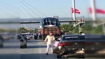 Kazaya karışan düğün konvoyundaki vatandaşlar kamyonet sürücüsüne saldırdı