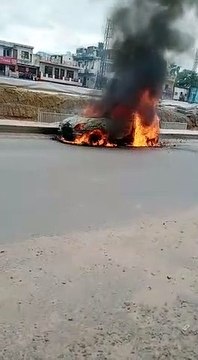 चलती हुई कार बनी आग का गोला