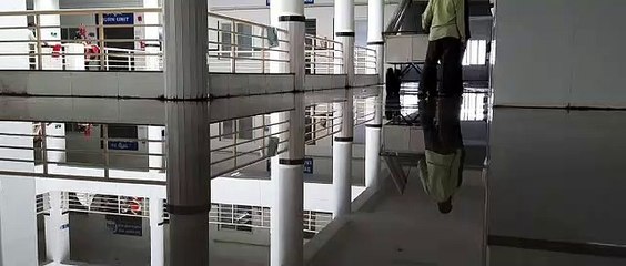 30 करोड़ की बिल्डिंग के तीसरी मंजिल पर भरा पानी