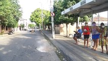 Algumas linhas de ônibus saíram de circulação e a população enfrenta dificuldades de deslocamento em Fortaleza