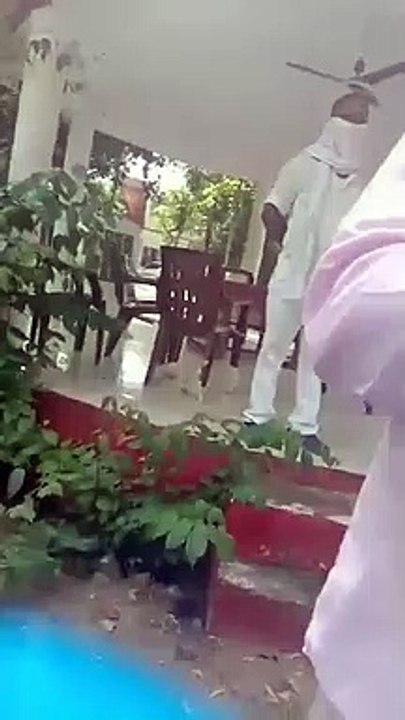 थाना बदोसराय परिसर में दीवान ने की अभद्रता