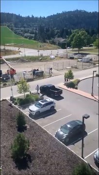 2 hommes viennent en aide à une femme qui vient de se faire voler