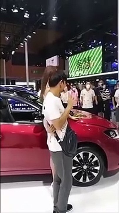 Quand une hôtesse ridiculise un homme sur un salon automobile