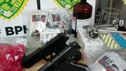 Homem é detido com arma e cerca de R$ 90 mil em anabolizantes no Periolo