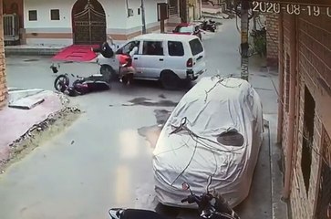 बाइक को टक्कर मार भागी कार, दम्पती घायल