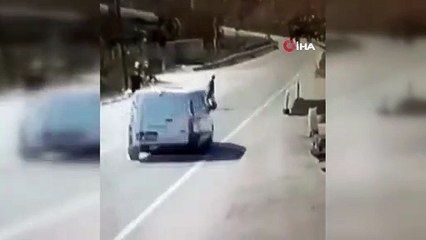 Yolun karşısına geçmeye çalışan adama minibüs böyle çarptı: 1 ölü