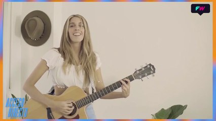 Con guitarra en mano, entrevista a la cantante Angie Cadenas.