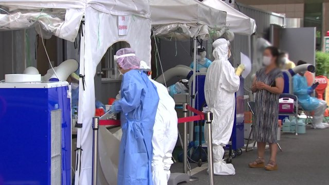 이틀 연속 3백명대 확진...거리두기 2단계 전국 확대 / YTN