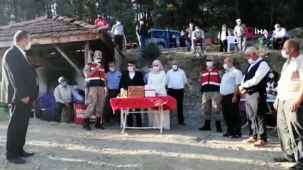 Mikrofonu eline alan jandarma mutluluklar dilerken 'maske ve sosyal mesafe' uyarısı yaptı