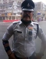 बारिश में भीगते हुए ड्यूटी कर रहे ट्रैफिक कॉप रंजीत, लोगों से की अपील, जरुरत पर ही घर से बाहर निकले