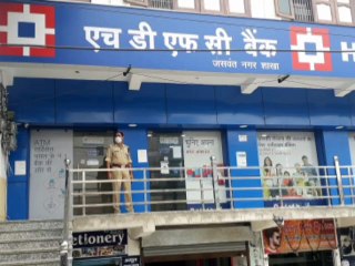बैंक का निरीक्षण करने पहुंची पुलिस