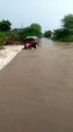 इंदौर में बारिश का कहर, नदी पुल को पार करते वक्त ट्रैक्टर के साथ बह गया किसान