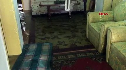 Samsun'da şiddetli yağış; ev ve iş yerlerini su bastı