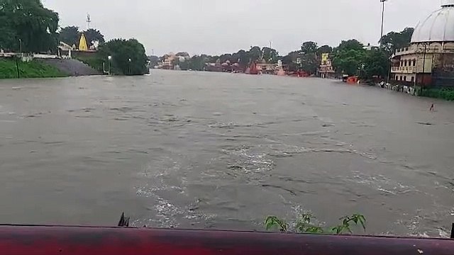 उज्जैन: शिप्रा नदी उफान पर राम घाट स्थित मंदिर डूबे
