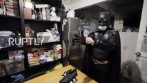 Şili'de Batman kostümlü bir kişi, evde yaptığı yemekleri evsizlere yemek dağıtıyor