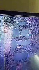 Camera an ninh ghi lại hình ảnh người phụ nữ lạ mặt nghi dụ dỗ bé trai hơn 2 tuổi ở Bắc Ninh đi theo