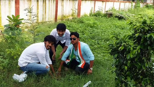 कांग्रेस कार्यकर्ताओं ने जनता को जागरूक करने के लिए किया पौधारोपण