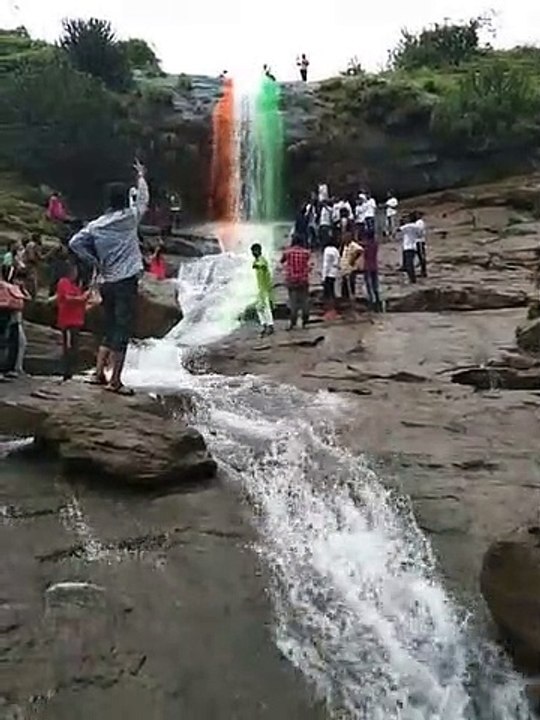 Jharna ka luft uthate log