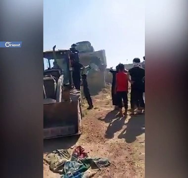 متظاهرون يهدمون مقار الأحزاب الموالية لإيران بالجرافات